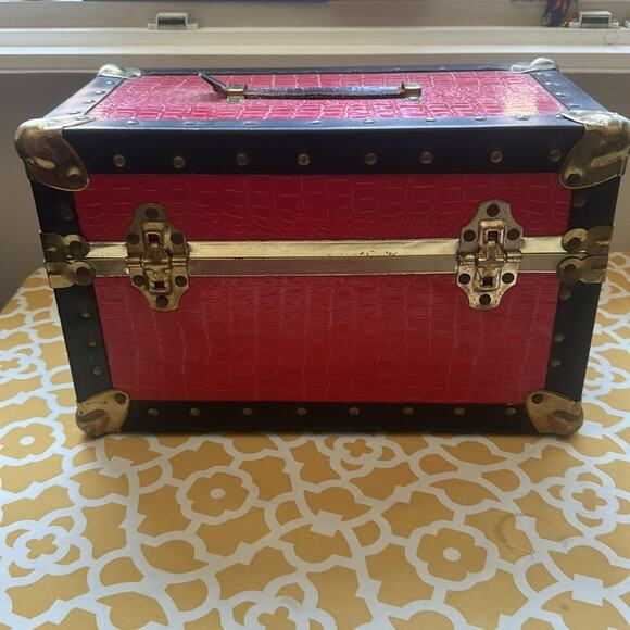 Vintage Red Buxton faux alligator and faux wood lined mini trunk/train case - Picture 9 of 16